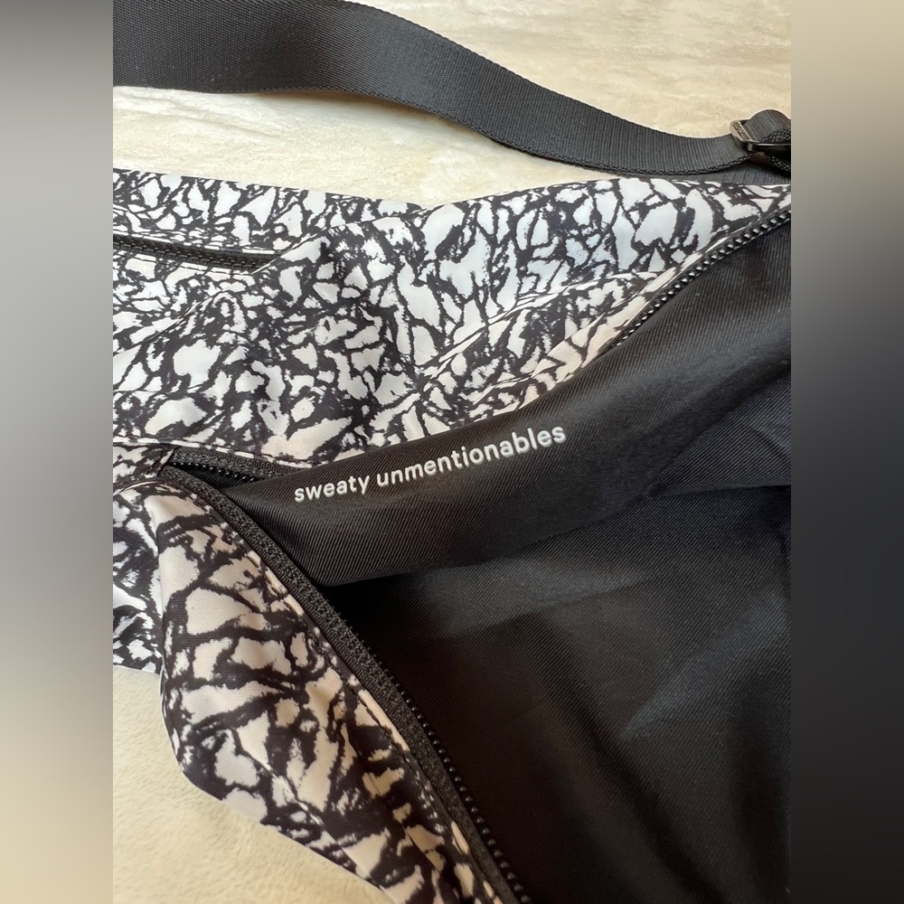 Lululemon Athletica “The Yoga Bag 14L” Icebreaker Black and White-Like New - Picture 7 of 9